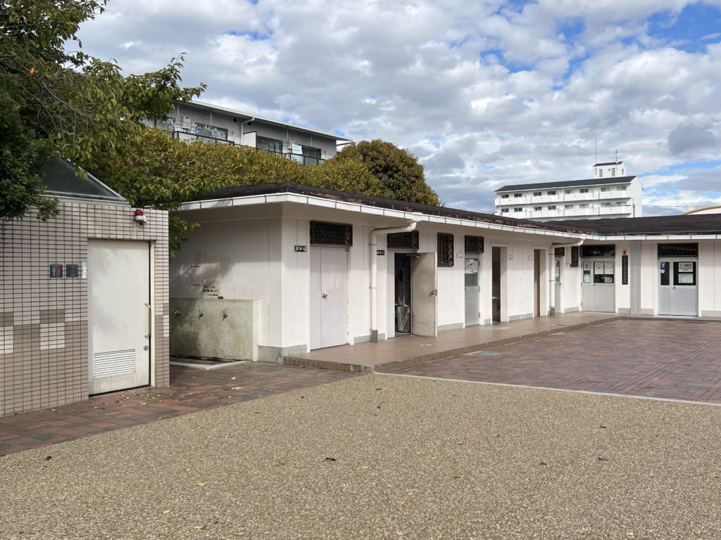茨木で親子・子供（幼児）にオススメの公園  若園公園 バラ園　トイレ